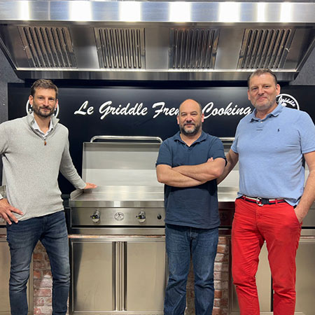 Le Griddle lifestyle image with the founders at a trade show